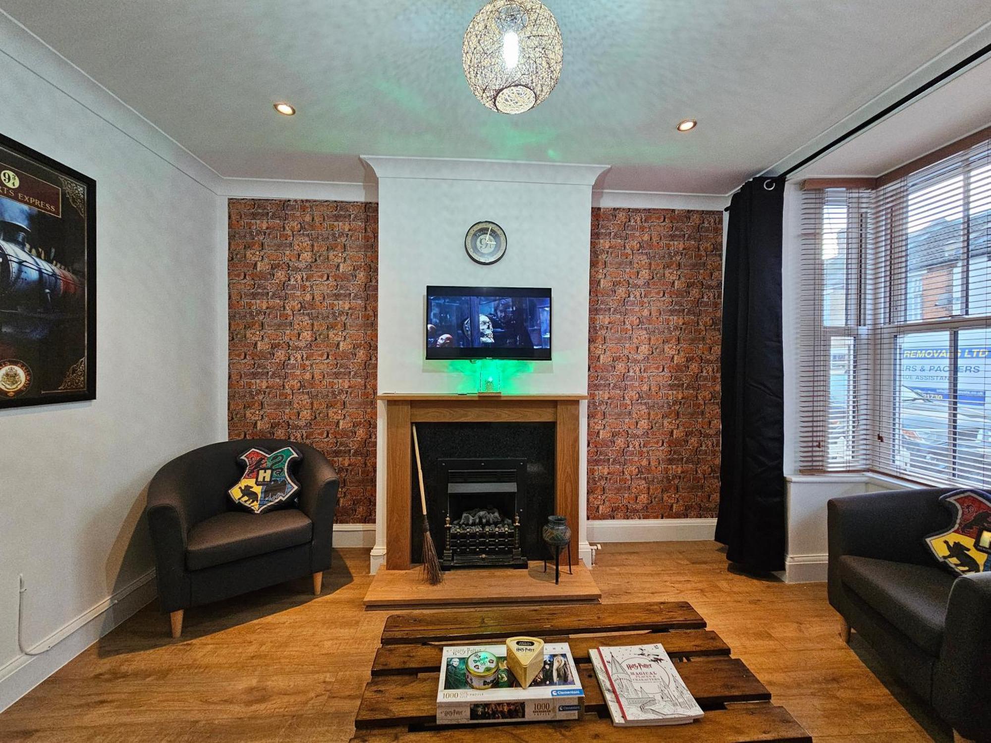 Magical Harry Potter Themed Home In Watford - Free Off-Street Parking Exterior photo