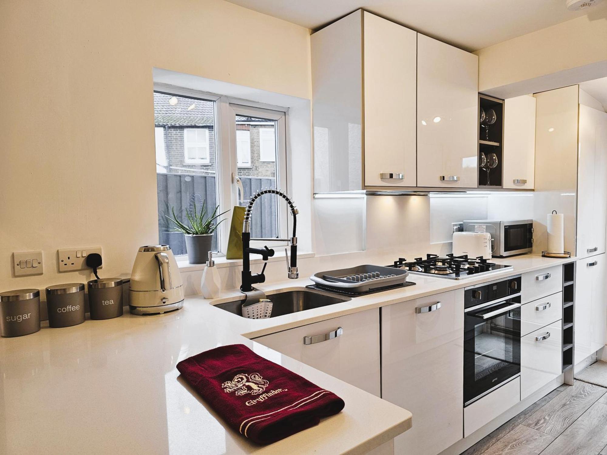 Magical Harry Potter Themed Home In Watford - Free Off-Street Parking Exterior photo
